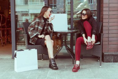 İki şık kız arkadaşım moda giysiler bir yaz gününde yürüyüş