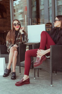 İki şık kız arkadaşım moda giysiler bir yaz gününde yürüyüş