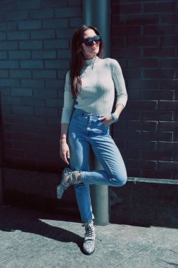 Güneşli havalarda açık havada şık elbiseleri güzel ve şık genç kız