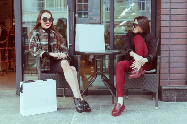 İki şık kız arkadaşım moda giysiler bir yaz gününde yürüyüş