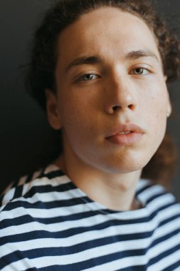 Çekici bir görünüm, kıvırcık saçlı ve şık giysiler bir adamla portreleri