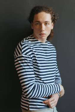 Çekici bir görünüm, kıvırcık saçlı ve şık giysiler bir adamla portreleri