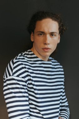 Çekici bir görünüm, kıvırcık saçlı ve şık giysiler bir adamla portreleri