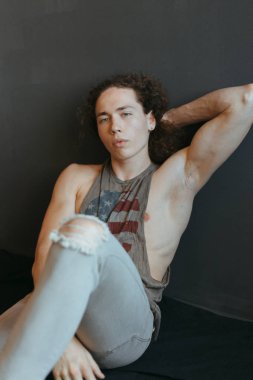 Çekici bir görünüm, kıvırcık saçlı ve şık giysiler bir adamla portreleri