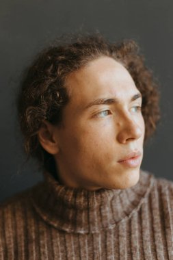 Çekici bir görünüm, kıvırcık saçlı ve şık giysiler bir adamla portreleri