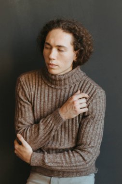 Çekici bir görünüm, kıvırcık saçlı ve şık giysiler bir adamla portreleri