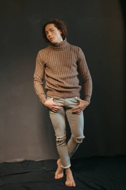 Çekici bir görünüm, kıvırcık saçlı ve şık giysiler bir adamla portreleri