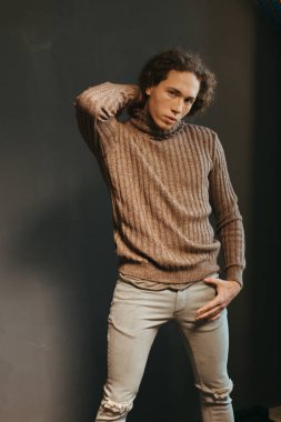 Çekici bir görünüm, kıvırcık saçlı ve şık giysiler bir adamla portreleri