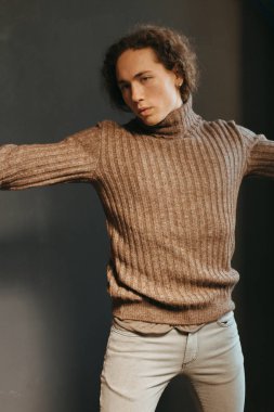 Çekici bir görünüm, kıvırcık saçlı ve şık giysiler bir adamla portreleri