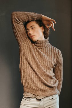 Çekici bir görünüm, kıvırcık saçlı ve şık giysiler bir adamla portreleri