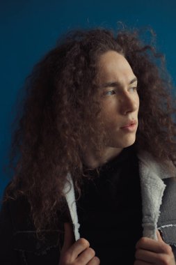 Çekici bir görünüm, kıvırcık saçlı ve şık giysiler bir adamla portreleri