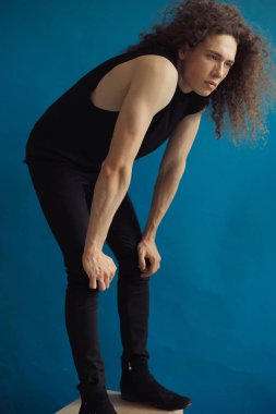 Çekici bir görünüm, kıvırcık saçlı ve şık giysiler bir adamla portreleri