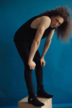 Çekici bir görünüm, kıvırcık saçlı ve şık giysiler bir adamla portreleri