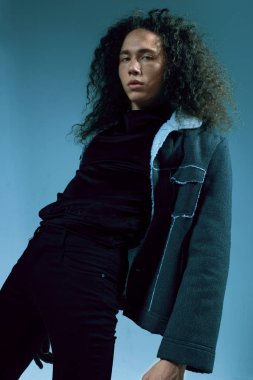 Çekici bir görünüm, kıvırcık saçlı ve şık giysiler bir adamla portreleri