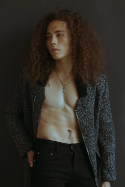 Çekici bir görünüm, kıvırcık saçlı ve şık giysiler bir adamla portreleri