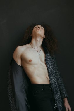 Çekici bir görünüm, kıvırcık saçlı ve şık giysiler bir adamla portreleri