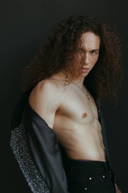 Çekici bir görünüm, kıvırcık saçlı ve şık giysiler bir adamla portreleri