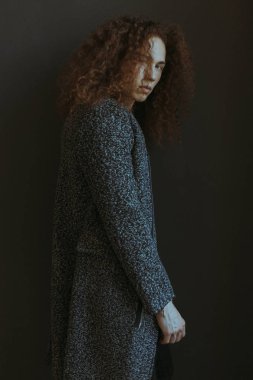 Çekici bir görünüm, kıvırcık saçlı ve şık giysiler bir adamla portreleri