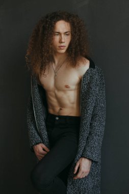 Çekici bir görünüm, kıvırcık saçlı ve şık giysiler bir adamla portreleri