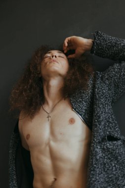 Çekici bir görünüm, kıvırcık saçlı ve şık giysiler bir adamla portreleri