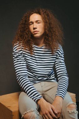 Çekici bir görünüm, kıvırcık saçlı ve şık giysiler bir adamla portreleri