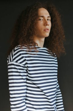 Çekici bir görünüm, kıvırcık saçlı ve şık giysiler bir adamla portreleri