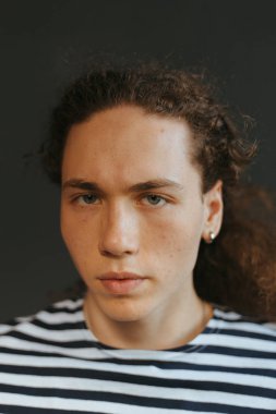 Çekici bir görünüm, kıvırcık saçlı ve şık giysiler bir adamla portreleri