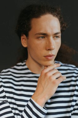 Çekici bir görünüm, kıvırcık saçlı ve şık giysiler bir adamla portreleri