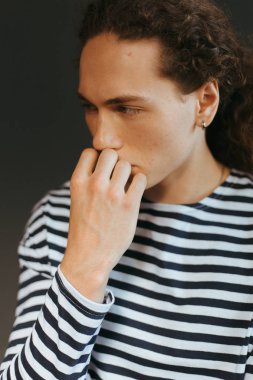 Çekici bir görünüm, kıvırcık saçlı ve şık giysiler bir adamla portreleri