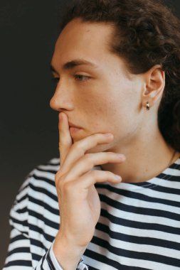 Çekici bir görünüm, kıvırcık saçlı ve şık giysiler bir adamla portreleri