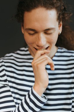 Çekici bir görünüm, kıvırcık saçlı ve şık giysiler bir adamla portreleri