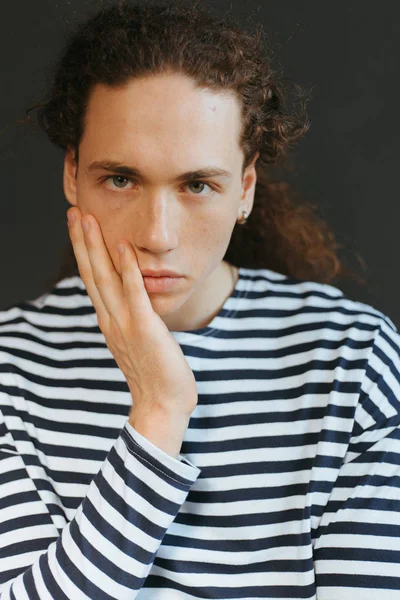 Çekici bir görünüm, kıvırcık saçlı ve şık giysiler bir adamla portreleri