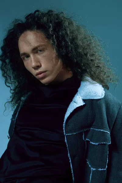 Çekici bir görünüm, kıvırcık saçlı ve şık giysiler bir adamla portreleri