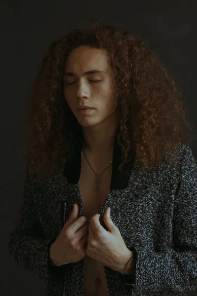 Çekici bir görünüm, kıvırcık saçlı ve şık giysiler bir adamla portreleri