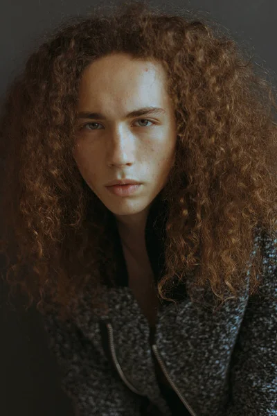 Portraits Gars Avec Aspect Attrayant Cheveux Bouclés Vêtements Élégants — Photo