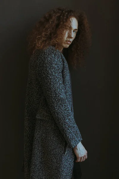 Çekici bir görünüm, kıvırcık saçlı ve şık giysiler bir adamla portreleri