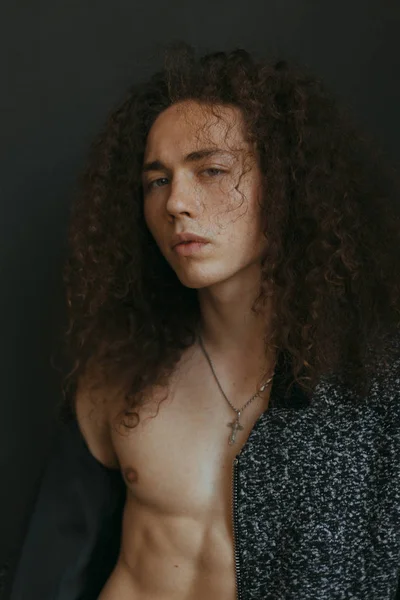 Potret Seorang Pria Dengan Penampilan Yang Menarik Rambut Keriting Dan — Stok Foto