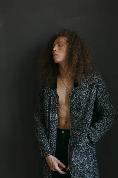 Çekici bir görünüm, kıvırcık saçlı ve şık giysiler bir adamla portreleri