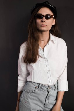 Güzel esmer kız güneş gözlüğü portreleri