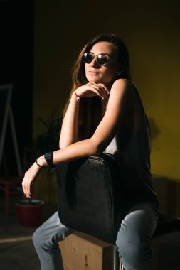 Güzel esmer kız güneş gözlüğü portreleri