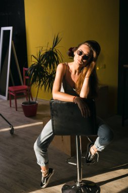 Güzel esmer kız güneş gözlüğü portreleri