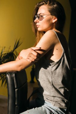 Güzel esmer kız güneş gözlüğü portreleri