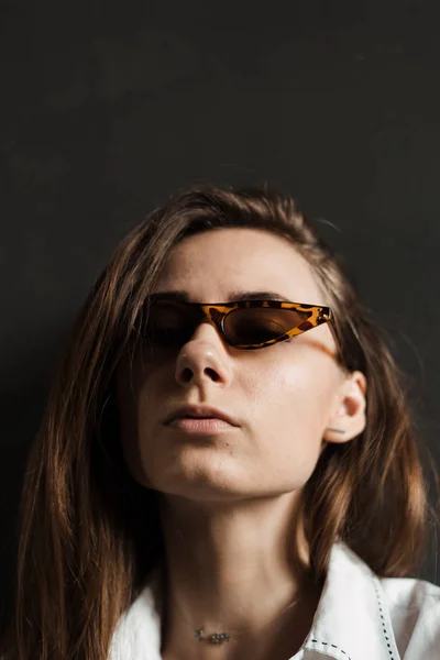 선글라스에 여자의 초상화 — 스톡 사진