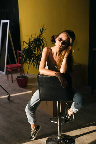 Güzel esmer kız güneş gözlüğü portreleri