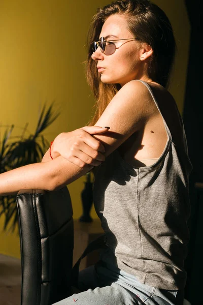 Güzel esmer kız güneş gözlüğü portreleri