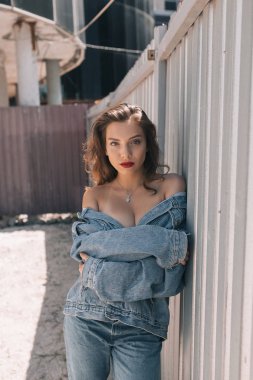 Güneşli bir yaz makyaj ile şık ve modaya uygun giysiler içinde güzel bir kız. Gülümseyen ve ciddi