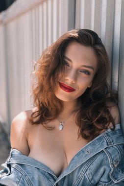 Güneşli bir yaz makyaj ile şık ve modaya uygun giysiler içinde güzel bir kız. Gülümseyen ve ciddi