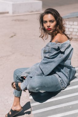 Güneşli bir yaz makyaj ile şık ve modaya uygun giysiler içinde güzel bir kız. Gülümseyen ve ciddi