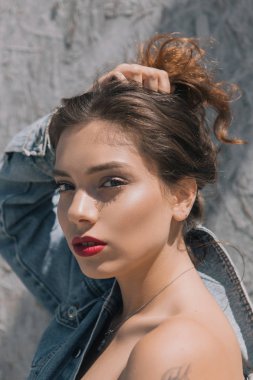 Güneşli bir yaz makyaj ile şık ve modaya uygun giysiler içinde güzel bir kız. Gülümseyen ve ciddi