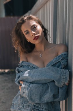 Güneşli bir yaz makyaj ile şık ve modaya uygun giysiler içinde güzel bir kız. Gülümseyen ve ciddi